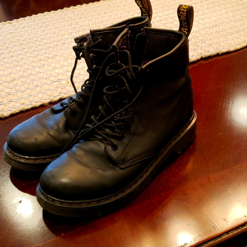 RARE!! SIZE 4 Junior!!! Dr. Martens 1460 J!